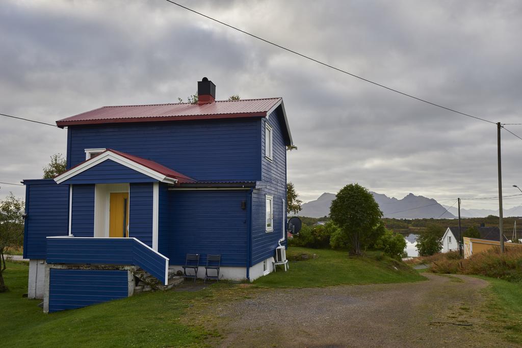 Huset Pa Yttersiden Lägenhet Straumsnes Exteriör bild